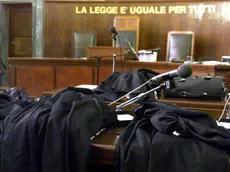 Una immagine di archivio, datata 30 settembre 2002, mostra alcune toghe di avvocati al Palazzo di Giustizia di Milano. Il Consiglio dei ministri, secondo quanto si apprende da fonti governative, ha dato il via libera al decreto di attuazione della delega sulla revisione delle circoscrizioni giudiziarie. Il testo è stato approvato all'unanimità ed è confermato quanto previsto in entrata. Il testo, dunque, sempre secondo quanto si apprende, prevede la riduzione e l'accorpamento di 37 tribunali sui 165 esistenti e la soppressione di tutte le 220 sezioni distaccate di tribunale. Viene prevista inoltre la redistribuzione del personale sul territorio. DANIEL DAL ZENNARO/ARCHIVIO - ANSA