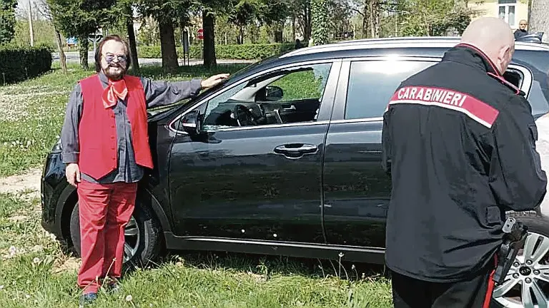 L’imprenditore Gigi Nardini vicino al finestrino dell’auto spaccato