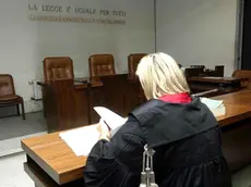 20031013 - ROMA - CRO - GIUSTIZIA: PENALISTI IN SCIOPERO FANNO APPELLO A CAPO STATO. Una immagine di archivio mostra un avvocato in attesa della ripresa delle udienze nel Tribunale di Genova...ARCHIVIO - ANSA - KRZ