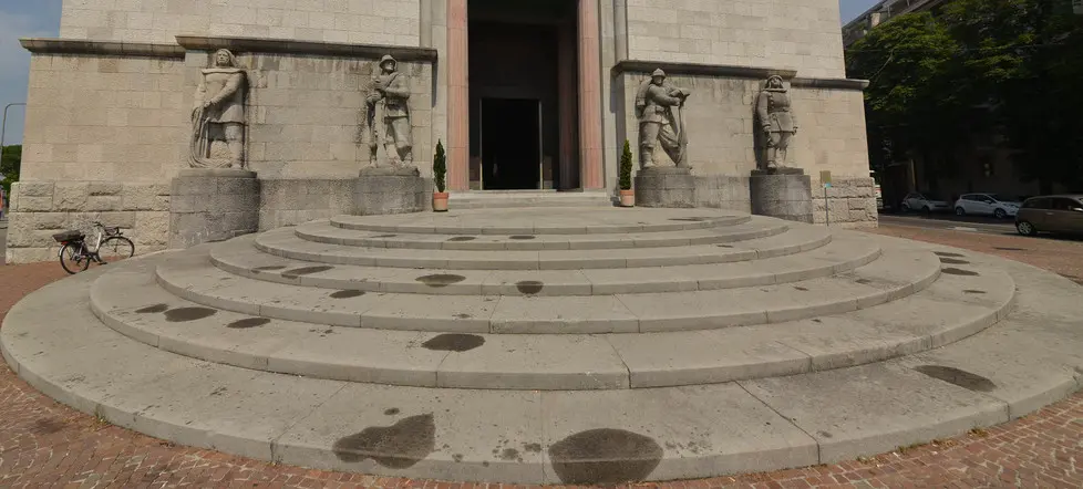 Udine 20 Luglio 2017 macchie di unto sagrato tempio ossario Copyright Petrussi Foto Press Turco Massimo