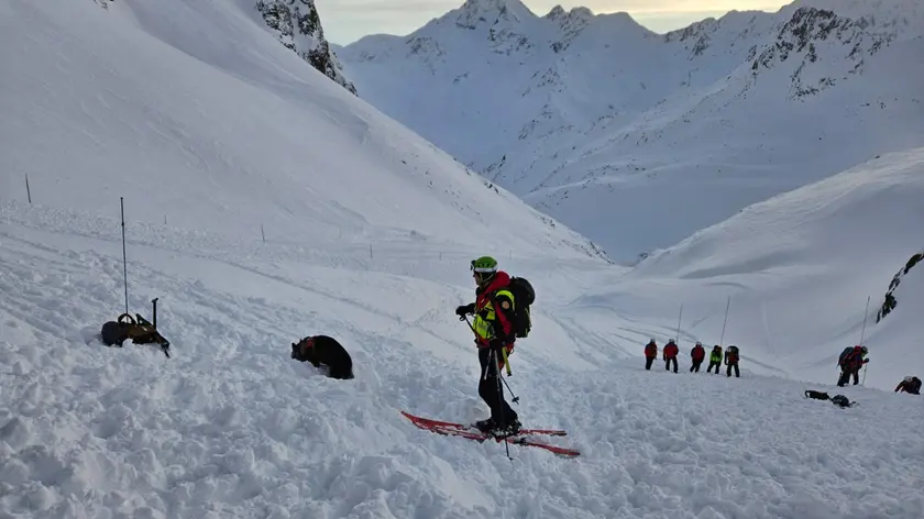 In val Senales sono in corso delle ricerche dopo che una valanga è scesa fino alla pista che dal ghiacciaio porta a valle, 11 marzo 2024. Secondo prime informazioni, non ci dovrebbero essere sciatori travolti dalle masse nevose. Sul posto sono comunque giunti i soccorsi alpini di Gdf, Cnsas e Bergrettung della val Venosta e del meranese con tre elicotteri per effettuare i controlli del caso. ANSA/CNSAS +++ ANSA PROVIDES ACCESS TO THIS HANDOUT PHOTO TO BE USED SOLELY TO ILLUSTRATE NEWS REPORTING OR COMMENTARY ON THE FACTS OR EVENTS DEPICTED IN THIS IMAGE; NO ARCHIVING; NO LICENSING +++ NPK +++