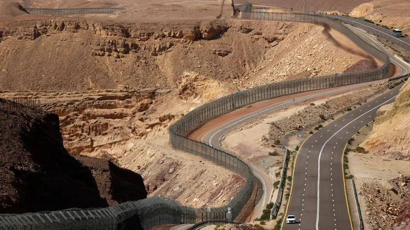 epa10685903 A fence runs along the Israeli-Egyptian border in the south of Israel, 11 June 2023. The border runs approximately 246 kilometers, from Rafah in the Gaza Strip to Eilat on the Red Sea. EPA/ATEF SAFADI