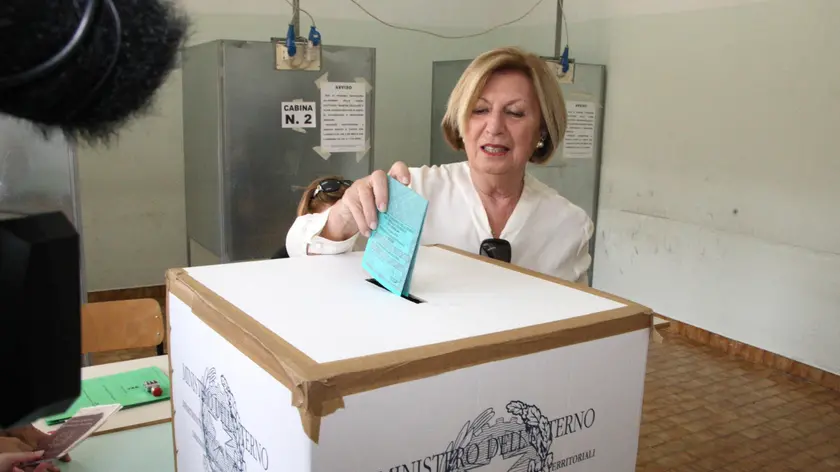 La senatrice Adriana Poli Bortone, candidata alla presidenza della regione Puglia, vota nel suo seggio elettorale di Lecce, 31 maggio 2015. ANSA/CLAUDIO LONGO