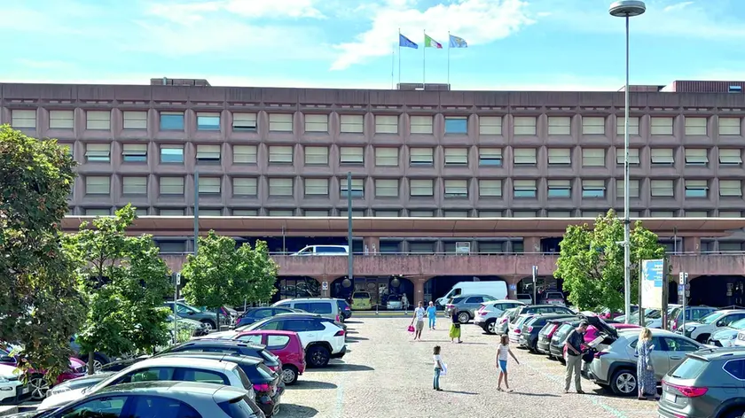 L’ingresso principale dell'ospedale: dal 2026 il pronto soccorso si sposterà in via Colugna