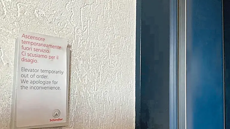 L'ascensore in una palazzina dell’Ater, proprietaria dell'edificio in via XXV aprile ad Azzano Decimo