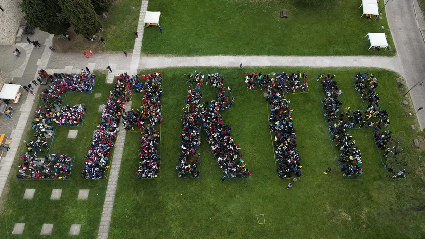 In occasione della Giornata della terra, 1.500 ragazzi hanno dato vita alla parola “Earth” foto bonaventura