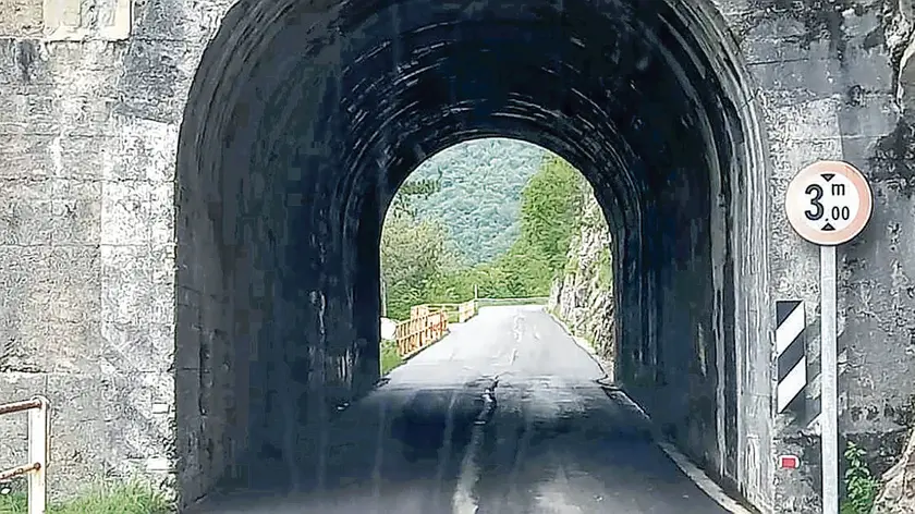 Una delle due gallerie sulla strada provinciale 1 la cui altezza impedisce il transito di mezzi pesanti