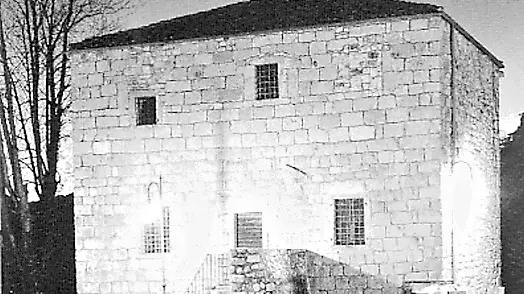 La torre medioevale di Moggio Udinese che ospita la mostra