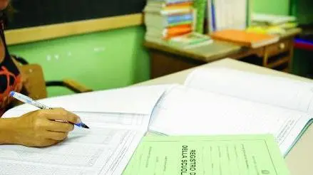 20070908-ROMA-CRO-SCUOLA: AL VIA ANNO SERIETA' PER 9 MILIONI DI STUDENTI -Un'insegnante prepara i registri per il programma didattico del nuovo anno scolastico 2007-2008. Da lunedi' inizia l'anno scolastico 2007/2008, che nelle intenzioni del ministro della Pubblica Istruzione, Giuseppe Fioroni, dovra' essere un momento di svolta per la scuola italiana, un ritorno alla serieta' e all'impegno, per studenti e docenti. La campanella suonera' (da lunedi al 18, secondo i diversi calendari regionali) per circa 9 milioni di studenti, dalla materne alle superiori.ANSA/MARTINA CRISTOFANI/DEB