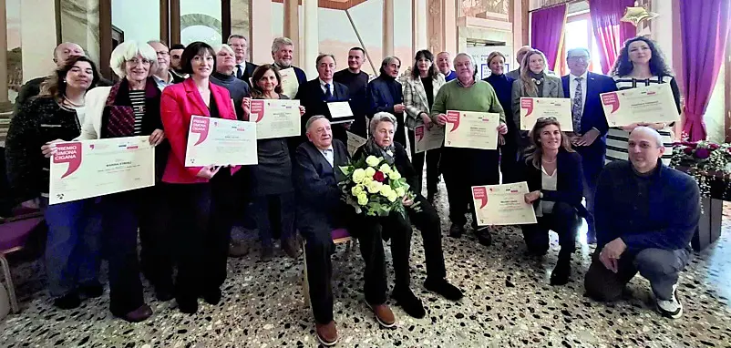 Foto di gruppo per i premiati di tutte le categorie