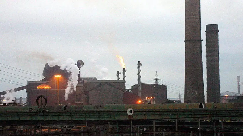 Taranto (Ita) 15 11 2018 Ad oggi l'azienda conferma di essere determinata a spegnere Taranto mentre i Commissari del Governo, dopo dieci giorni dall'atto di citazione, non hanno ancora depositato il ricorso cautelare d'urgenza (ex art. 700) contro la richiesta di recesso di ArcelorMittal. Ricorso che potrebbe permettere al Giudice di bloccare lo spegnimento. Ilva immagini di repertorio, foto del 2012 FOTOGRAFIE DI ANSA/DONATO FASANO , nella foto: Fabbrica Ilva