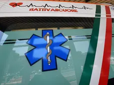 Un'ambulanza del 118 all'esterno del Pronto Soccorso dell'ospedale S.Martino di Genova, 1 agosto 2018. Si registra maggiore afflusso di pazienti ma nessuna criticita' particolare. ANSA/LUCA ZENNARO