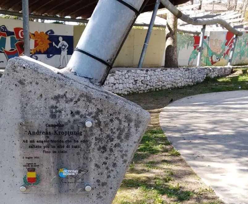 La targa in memoria di Andreas