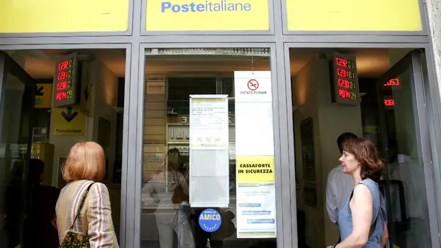 20070723-ROMA-POSTE: PER TERZO ANNO CONSECUTIVO NEL FORTUNE GLOBAL 500 . In questa foto d'archivio del 04 luglio 2007, due signore davanti un ufficio postale nel centro storico di Roma. Poste Italiane e' entrato per il terzo anno consecutivo in Fortune Global 500, la classifica stilata dalla rivista Fortune delle piu' grandi e redditizie aziende del mondo, piazzandosi al 334esimo posto. Nella top ten delle aziende italiane il gruppo e' arrivato ottavo, mentre in quella dei servizi postali - 'Mail, Package, Freight Delivery' - Poste Italiane e' arrivato sesto, superando anche la Royal Mail. ANSA/ISABELLA BONOTTO/DC