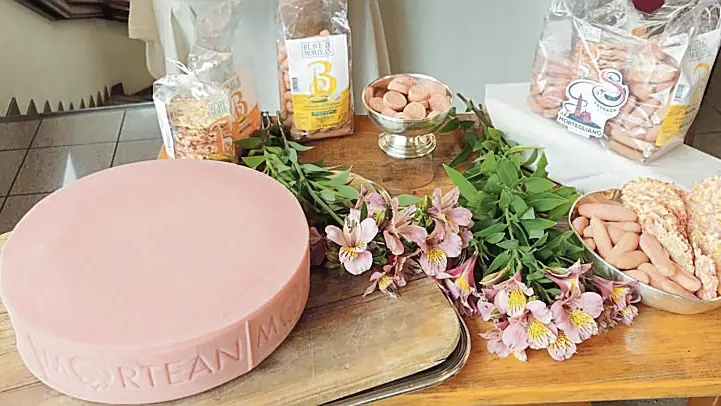 Biscotti, gallette, grissini e formaggio in rosa: sono i prodotti in vendita come omaggio al Giro (foto Petrussi)