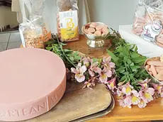 Biscotti, gallette, grissini e formaggio in rosa: sono i prodotti in vendita come omaggio al Giro (foto Petrussi)