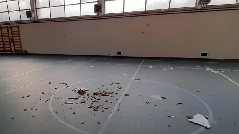 I calcinacci caduti nella palestra di via Dante a Tolmezzo