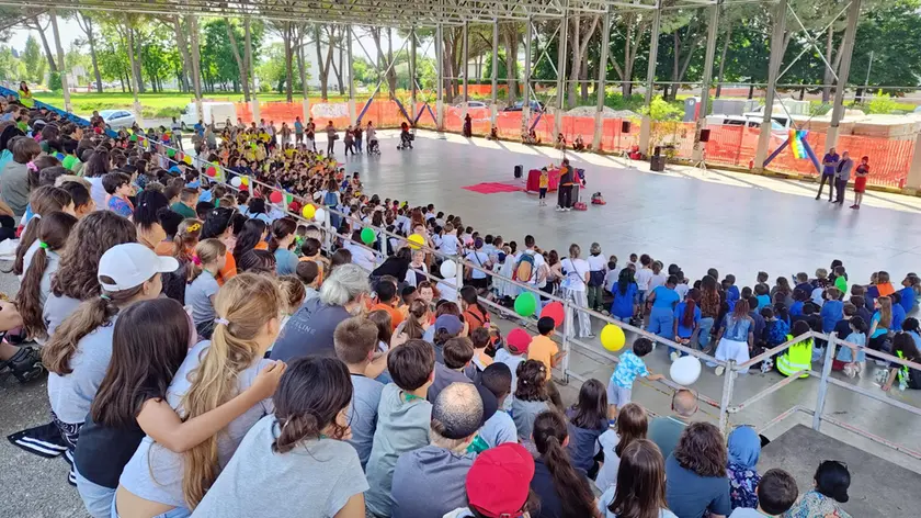 Finisce la scuola a Udine, 800 bambini festeggiano