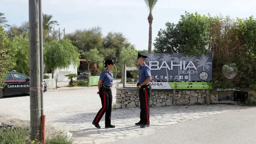 I carabinieri all'esterno del locale della litoranea di Molfetta (Bari) dove nella notte nel corso di una rissa, una ragazza di Bari è morta dopo essere stata raggiunta da un colpo di arma da fuoco e altri due ragazzi sono rimasti feriti a Molfetta, 22 settembre 2024.