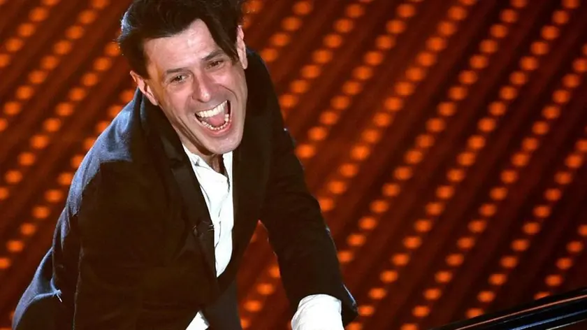 Italian musician Ezio Bosso performs on stage during the Sanremo Italian Song Festival at the Ariston theater in Sanremo, Italy, 10 Februaty 2016. The 66th Festival della Canzone Italiana runs from 09 to 13 February. ANSA/ETTORE FERRARI ........