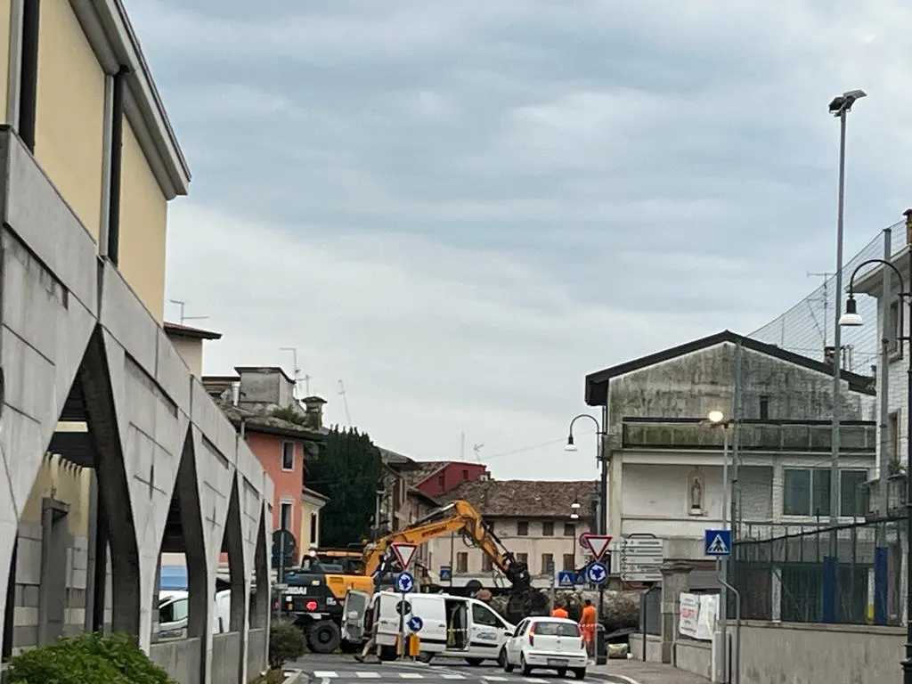 Ingentissimi i danni riportati da Latisana e a Latisanotta. A fare un primo bilancio è sindaco Lanfranco Sette che ha così commentato il maltempo che nella notte tra mercoledì e giovedì si è abbattuto sulla Bassa colpendo in particolar modo la zona di Latisana. Al momento, come riporta il primo cittadino, Via Roma e Via Gaspari si presentano con molti alberi divelti dal parco Gaspari. La situazione peggiore si registra però in via Trieste dove numerose abitazioni sono state scoperchiate e si sono riempite d’acqua. In un caso un tetto è letteralmente volato via planando su alcune auto parcheggiate. La protezione civile è al lavoro con i vigili del fuoco e verranno utilizzati anche i macchinari del Comune per rimuovere i detriti e gli alberi”. Il sindaco raccomanda di evitare, per ora le arterie principali della città. Qui la situazione aggiornata
