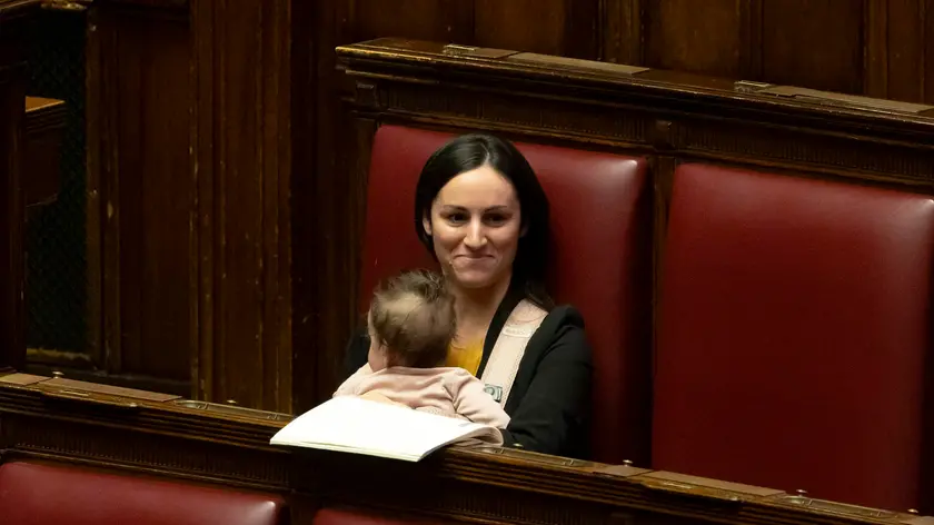 Eleonora Evi con la figlia alla Camera a margine delle comunicazioni della presidente del Consiglio Giorgia Meloni in vista del Consiglio UE, Roma, 25 ottobre 2023. ANSA/MASSIMO PERCOSSI