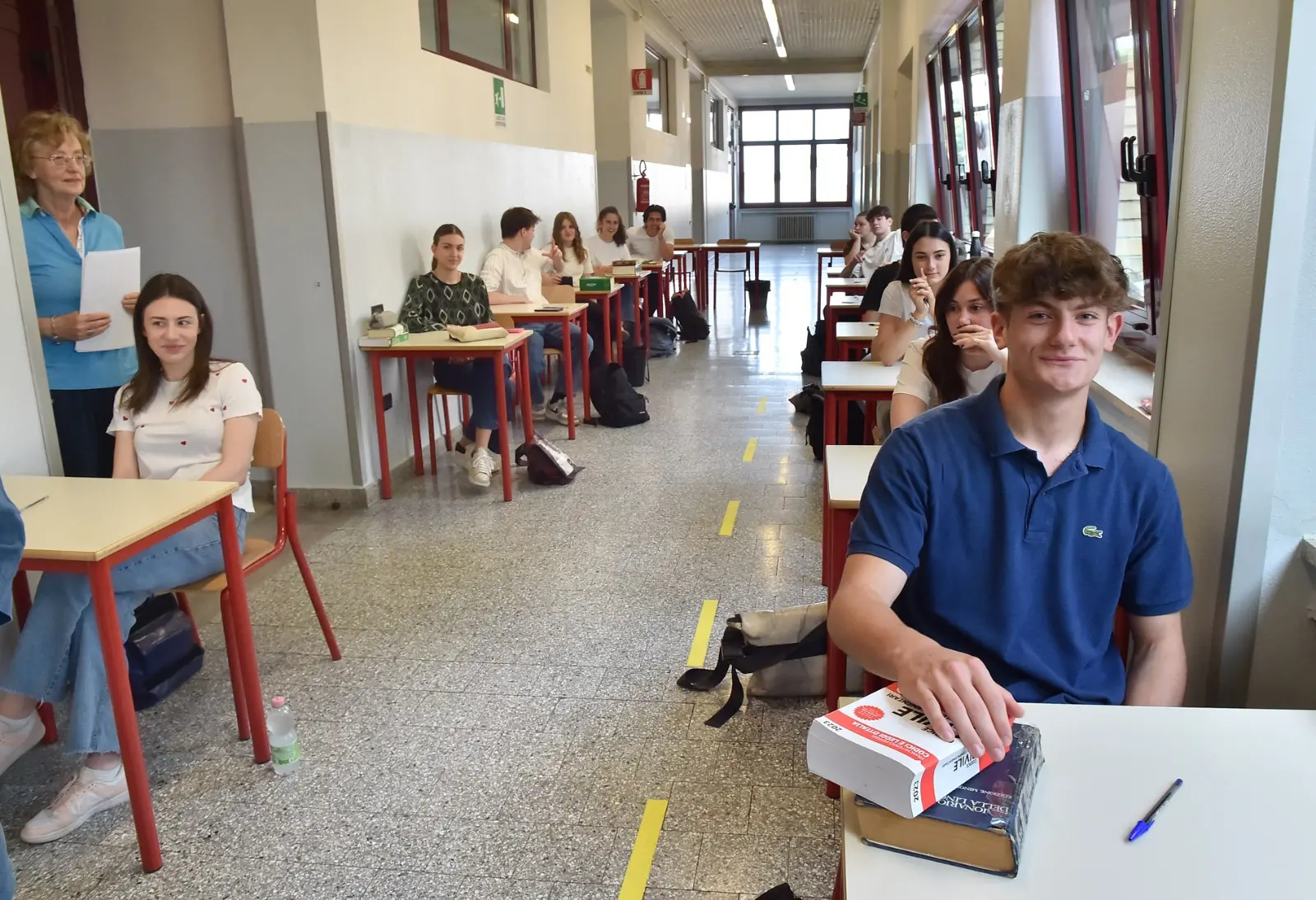 Il giorno della prima prova della Maturità è arrivato. In Friuli Venezia Giulia all’appuntamento con l’Esame di Stato sono attesi 9 mila 484 studenti, di cui 253 iscritti nelle scuole paritarie e 181 esterni. Ecco gli studenti fuori dalle scuole prima di accedere alla prima prova (Foto Petrussi/Brisotto)