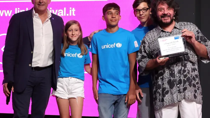 La premiazione: Illo con Ronzano e i ragazzi dell'Unicef (Foto Lasorte)