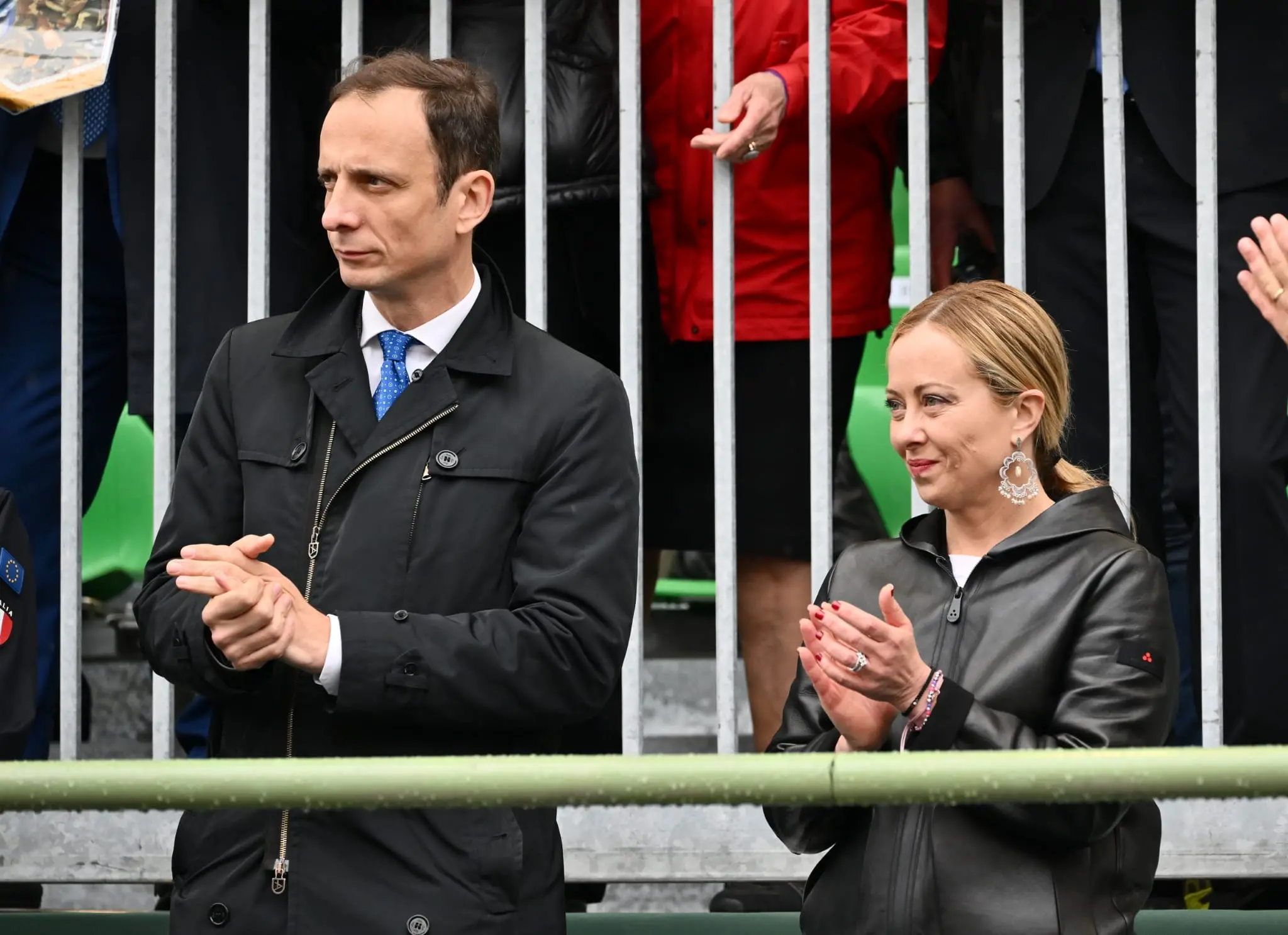 Tantissima emozione per la sfilata degli alpini: marciano 70 mila penne nere. Presente anche il presidente del consiglio, Giorgia Meloni, che ha indossato il cappello da alpino. Ad aprire il corteo lo striscione dell'Adunata (Alpini, la più bella famiglia) seguiti dalla Fanfara della Julia e dal gonfalone di Udine. Dopo in marcia le portatrici carniche, uno striscione dedicato a Cainero e il labaro con il ministro della Difesa Crosetto (Foto Petrussi, Seu, Cescon)