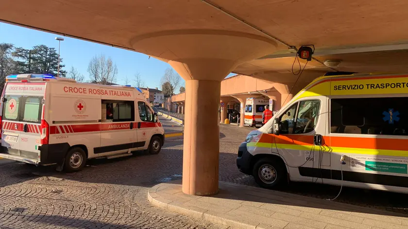 L'uomo è stato trasferito in ambulanza all'ospedale di Udine con ferite nella parte alta del corpo