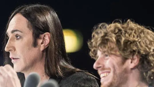 Manuel Agnelli e Lodo Guenzi durante la quinta puntata live dedicata agli inediti di X Factor 2018, il talent show prodotto da Fremantle, 22 novembre 2018. ANSA/ UFFICIO STAMPA/ JULE HERING +++ ANSA PROVIDES ACCESS TO THIS HANDOUT PHOTO TO BE USED SOLELY TO ILLUSTRATE NEWS REPORTING OR COMMENTARY ON THE FACTS OR EVENTS DEPICTED IN THIS IMAGE; NO ARCHIVING; NO LICENSING +++
