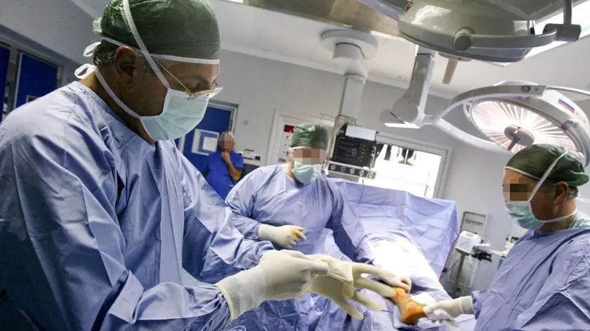 In una foto d'archivio, al lavoro in sala operatoria , Paolo Iannelli, il primario di ortopedia dell'ospedale "Cardarelli" arrestato, 6 marzo 2012, a Napoli durante un'operazione di Nas. ANSA / CESARE ABBATE