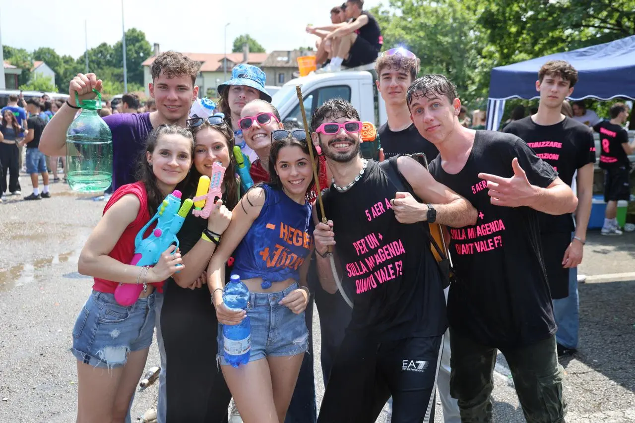 Una tradizione oramai consolidata a Udine: gli studenti, al termine delle lezioni, decidono di "rinfrescarsi" con bottiglie d'acqua e gavettoni (Foto Petrussi)