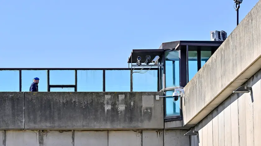 La Casa Circondariale di Civitavecchia, Roma, 1 febbraio 2024. ANSA/ALESSANDRO DI MEO (carcere, carceri, carcerato, carcerati, detenuto, detenuta, detenute, detenuti, detenzione, reclusione, agente, agenti, polizia penitenziaria, sbarre, muro, muri, muro di cinta, sentinella, telecamera, telecamere, sorveglianza, penitenziario, generica, simbolica)