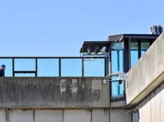 La Casa Circondariale di Civitavecchia, Roma, 1 febbraio 2024. ANSA/ALESSANDRO DI MEO (carcere, carceri, carcerato, carcerati, detenuto, detenuta, detenute, detenuti, detenzione, reclusione, agente, agenti, polizia penitenziaria, sbarre, muro, muri, muro di cinta, sentinella, telecamera, telecamere, sorveglianza, penitenziario, generica, simbolica)