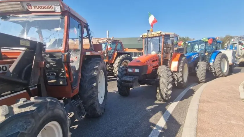 Un momento della protesta degli agricoltori che oggi si sono ritrovati numerosi a Orte e che con una sessantina di trattori hanno occupato la rotatoria all'uscita del casello, bloccando di fatto entrata ed uscita dell'autostrada, 27 Gennaio 2024. ANSA/MASSIMILIANO VISMARA