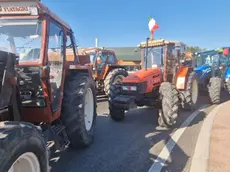Un momento della protesta degli agricoltori che oggi si sono ritrovati numerosi a Orte e che con una sessantina di trattori hanno occupato la rotatoria all'uscita del casello, bloccando di fatto entrata ed uscita dell'autostrada, 27 Gennaio 2024. ANSA/MASSIMILIANO VISMARA