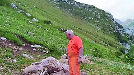 Uno dei volontari della protezione civile intervenuto a Erto