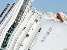 Una veduta della Costa Concordia oggi, 21 gennaio 2012, dal porto dell'Isola del Giglio. ANSA/CARLO FERRARO