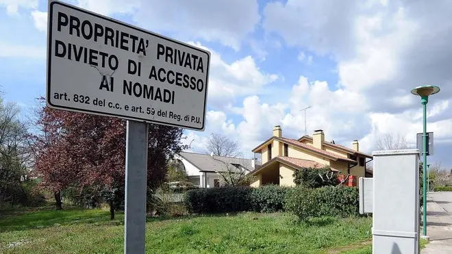 Udine 25 Marzo 2014. Cartello divieto di accesso ai nomadi al Villaggio Primavera. Telefoto Copyright Agenzia Foto Petrussi - Petrussi Diego