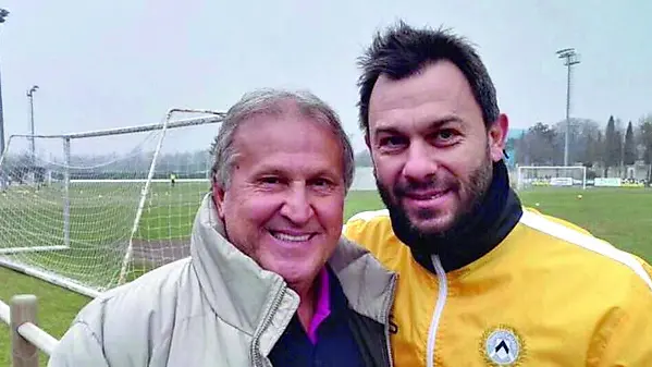 Luca Mattiussi con il suo mito Zico (foto tratta dal profilo Facebook)