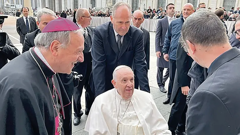 Il Papa col vescovo Pellegrini e, a destra di spalle, don Loris Vignandel