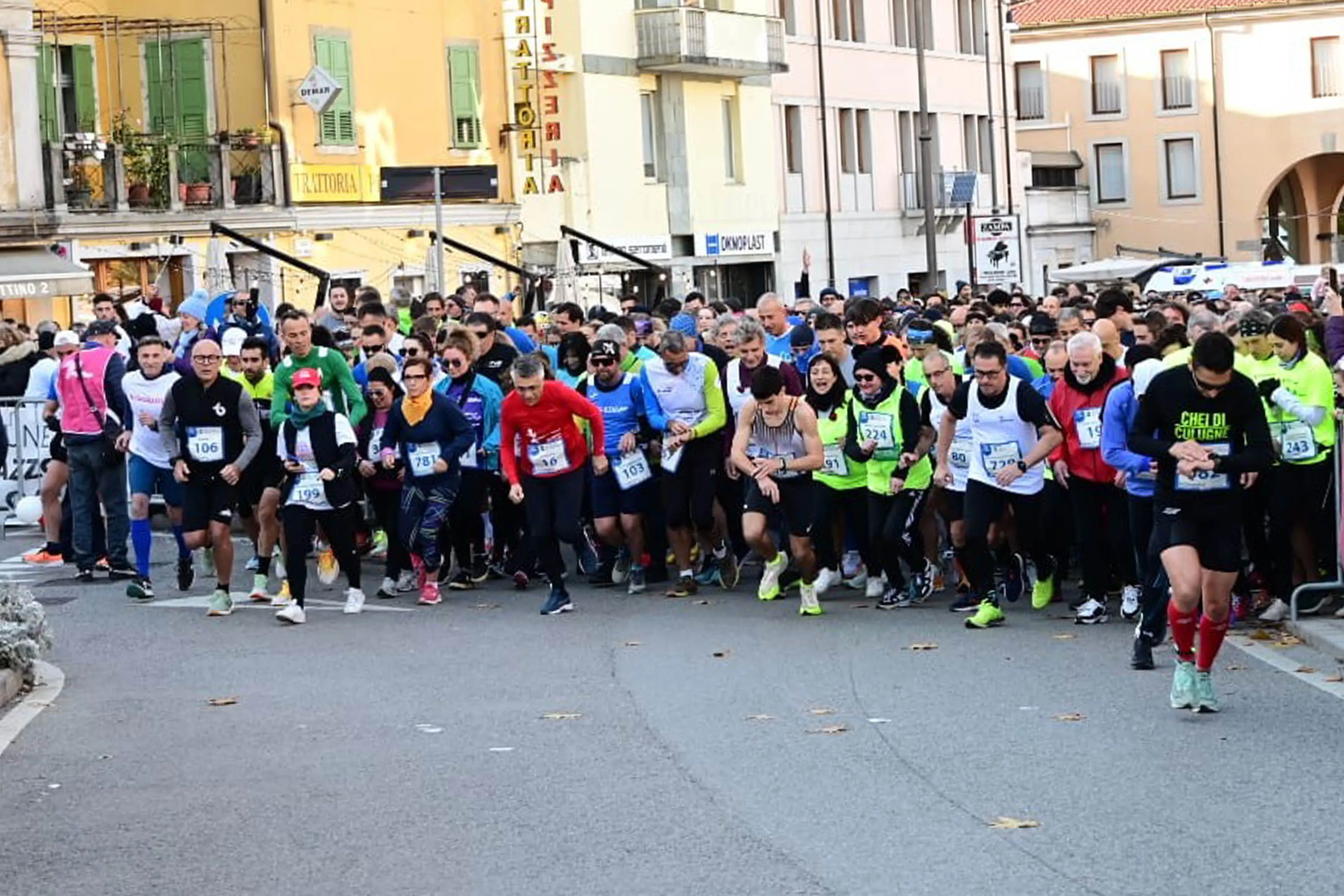 La 26esima edizione della Staffetta Telethon ha visto Udine animata da 870 squadre, per un totale di oltre 22mila partecipanti, tra cui 1.500 studenti. L'evento, che si è svolto dal 30 novembre al 1 dicembre, ha battuto un nuovo record di solidarietà, con la speranza di superare i 320mila euro di donazioni per la ricerca sulle malattie genetiche rare. Molti sportivi, tra cui il campione paralimpico Antonio Fantin, hanno preso parte all'iniziativa, insieme a tanti altri volontari e partecipanti, che hanno corso su un percorso di 1.920 metri nel cuore della città. Un grande successo, che ha coinvolto anche diverse associazioni e realtà locali. Foto Petrussi