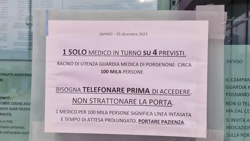 Il cartello affisso alla porta della guardia medica a Natale