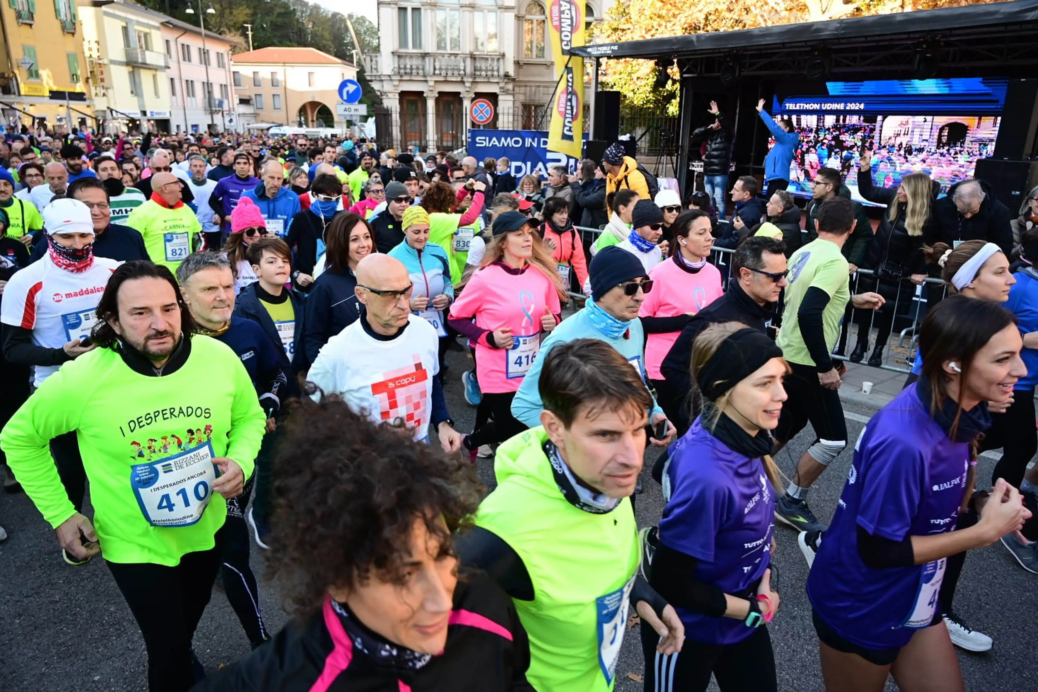 La 26esima edizione della Staffetta Telethon ha visto Udine animata da 870 squadre, per un totale di oltre 22mila partecipanti, tra cui 1.500 studenti. L'evento, che si è svolto dal 30 novembre al 1 dicembre, ha battuto un nuovo record di solidarietà, con la speranza di superare i 320mila euro di donazioni per la ricerca sulle malattie genetiche rare. Molti sportivi, tra cui il campione paralimpico Antonio Fantin, hanno preso parte all'iniziativa, insieme a tanti altri volontari e partecipanti, che hanno corso su un percorso di 1.920 metri nel cuore della città. Un grande successo, che ha coinvolto anche diverse associazioni e realtà locali. Foto Petrussi