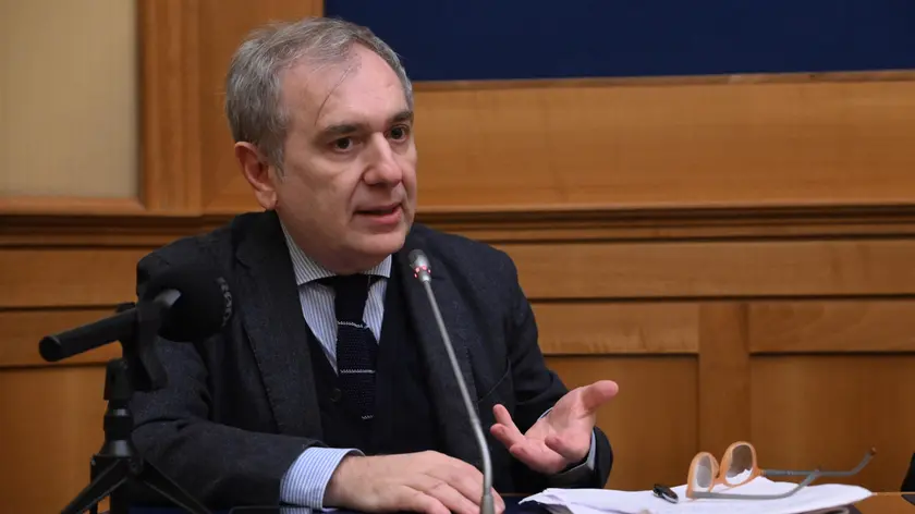 Il presidente dell'Anm, Giuseppe Santalucia, nel corso della conferenza stampa sulla carenza di personale amministrativo negli uffici giudiziari, Roma 15 gennaio 2024. ANSA/MAURIZIO BRAMBATTI