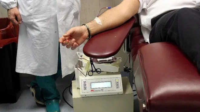 20070401 - CRO - ROMA - MEDICINA:TROVATI ENZIMI PER CREARE SANGUE ZERO UNIVERSALE - (EMBARGO FINO ALLE ORE 19 DI OGGI 1 APRILE) - Un'immagine d'archivio del 2005, relativa a sangue e trasfusioni. Scoperti in due batteri gli enzimi capaci di convertire il sangue dei gruppi A, B, AB in gruppo ..zero, ovvero quello dei cosiddetti donatori universali perche' utilizzabile per le trasfusioni su soggetti di qualsiasi altro gruppo sanguigno. VIRGINIA FARNETI / ARCHIVIO-ANSA/BGG..