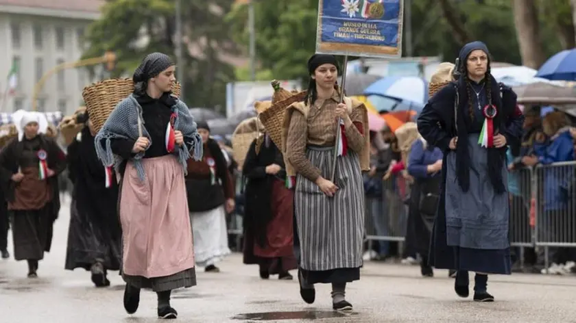 La sfilata delle portatrici carniche con gli alpini (Foto Petrussi)