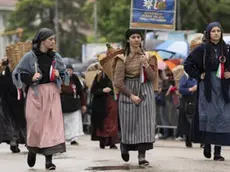 La sfilata delle portatrici carniche con gli alpini (Foto Petrussi)