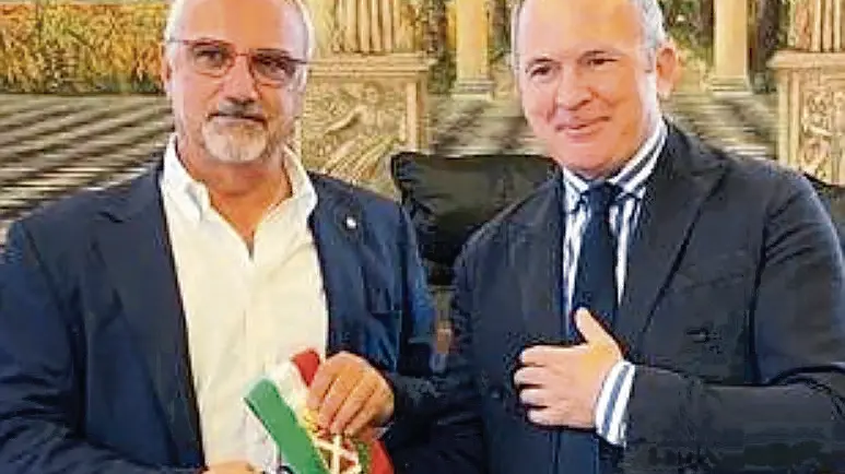 Il passaggio di testimone tra il neo-sindaco Guido Nardini (a sinistra) con l’ex Fabio Marchetti